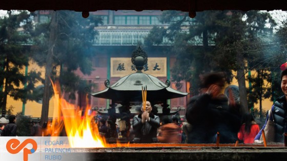 Edgar Palencia Rubio photography of Temple Prayer in Hangzhou, China