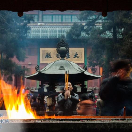Edgar Palencia Rubio photography of Temple Prayer in Hangzhou, China